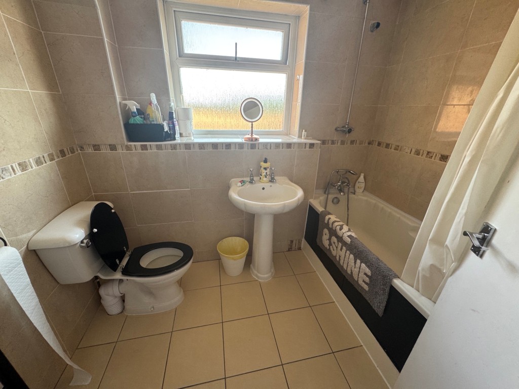 Lot: 167 - DETACHED FOUR-BEDROOM HOUSE - RESIDENTIAL INVESTMENT - Bathroom